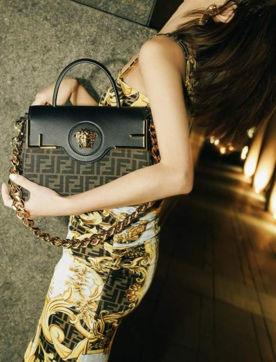 Picture of Versace Handbags _SKUfw232193204fw